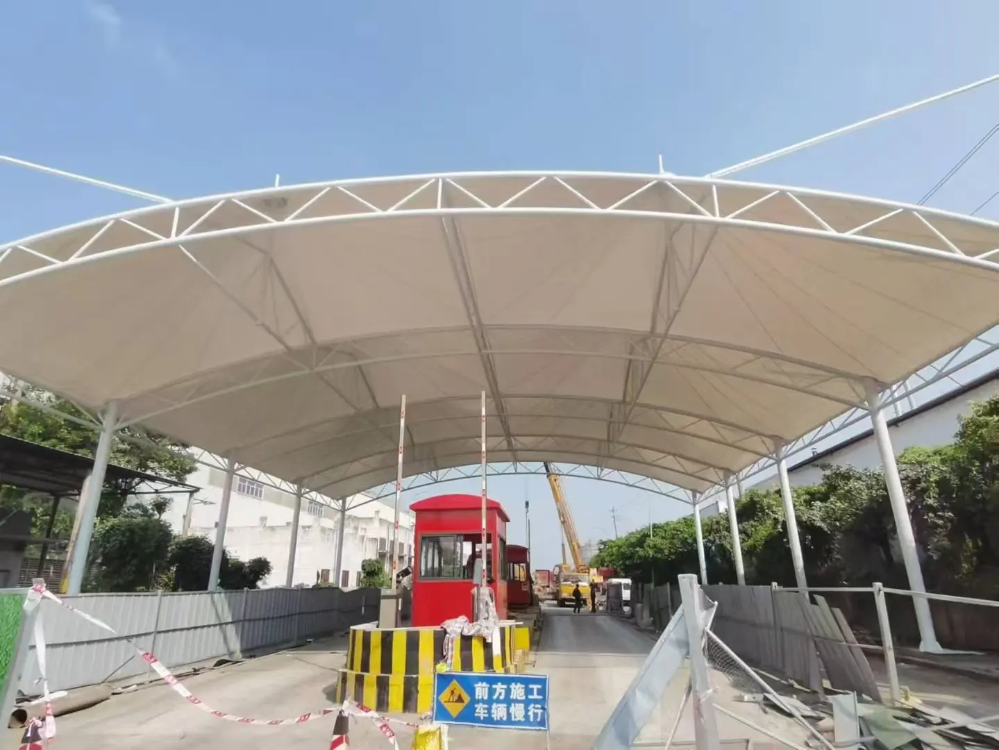 【贵州龙里雨棚】怎么选择【源头工厂】:解决雨棚建造盲目选择的选型标准